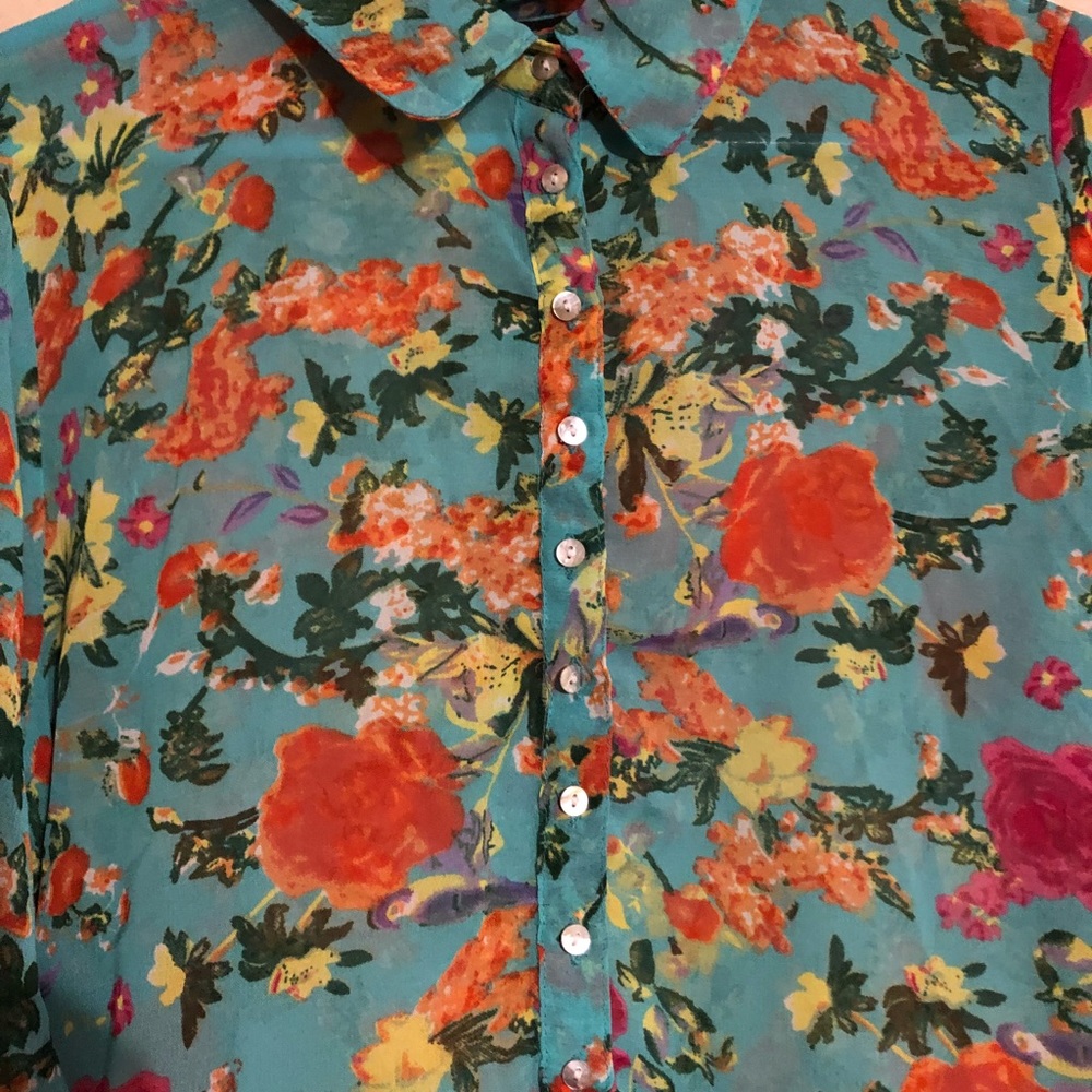 Buttoned up flowered blouse - Picture 2 of 4